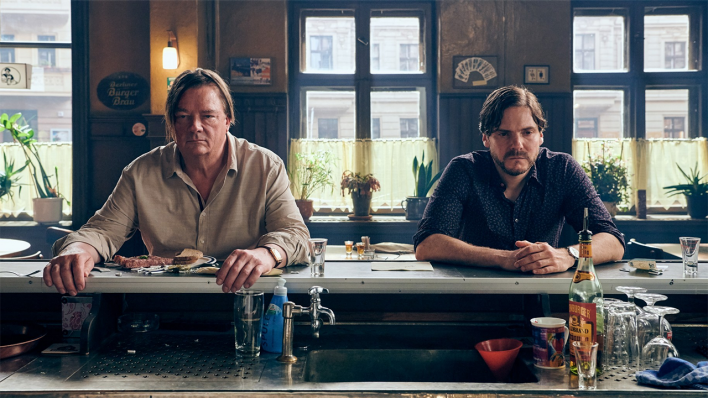 Peter Kurth und Daniel Brühl in "Nebenan" © Amusement Park Film GmbH / Warner Bros. Ent. GmbH / Reiner Bajo Peter Kurth und Daniel Brühl in "Nebenan" © Amusement Park Film GmbH / Warner Bros. Ent. GmbH / Reiner Bajo
