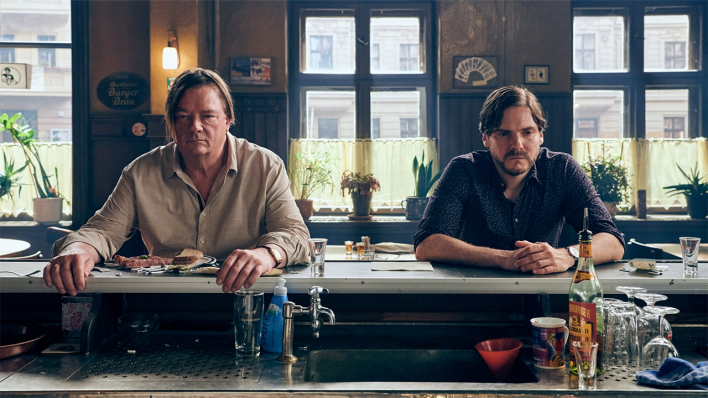 Peter Kurth und Daniel Brühl in "Nebenan" © Amusement Park Film GmbH / Warner Bros. Ent. GmbH / Reiner Bajo