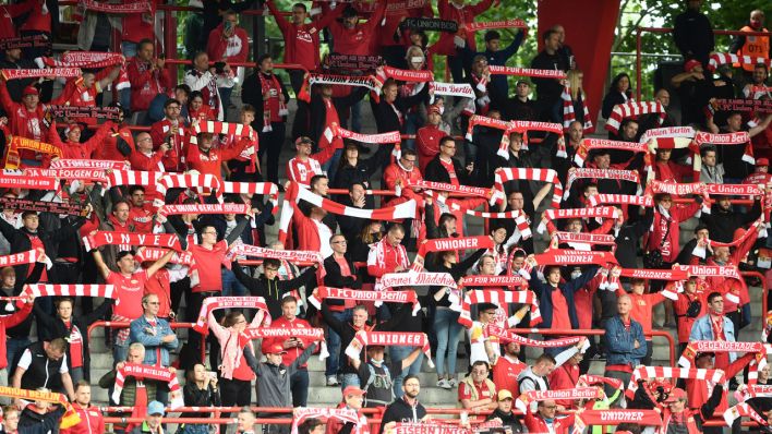 Fans des 1. FC Union Berlin singen die Vereinshymne © imago images/Bernd König