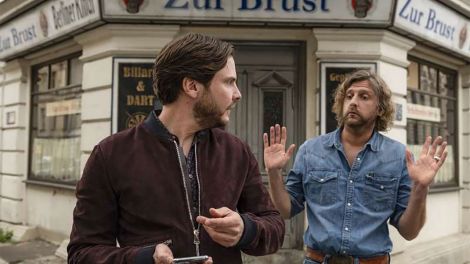 Szene aus dem Film "Nebenan" von und mit Daniel Brühl Szene aus dem Film "Nebenan" von und mit Daniel Brühl