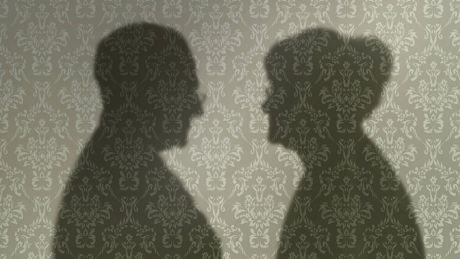 Schatten eines älteren Paares, das sich gegenseitig ansieht