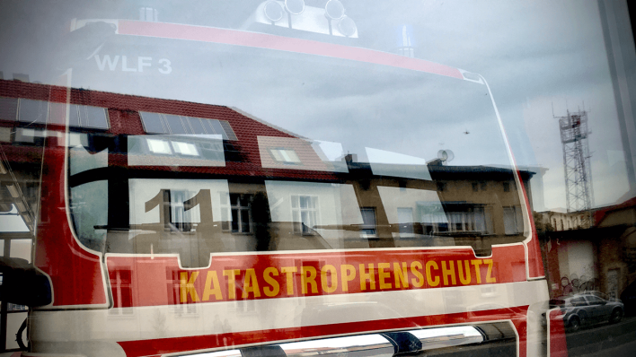 Katastrophenschutz steht auf einer Feuerwehr © radioeins/Chris Melzer