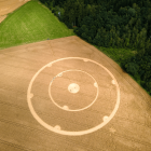 Kornkreis in einem Weizenfeld in der Nähe von Gauting in Bayern © dpa/Peter Kneffel