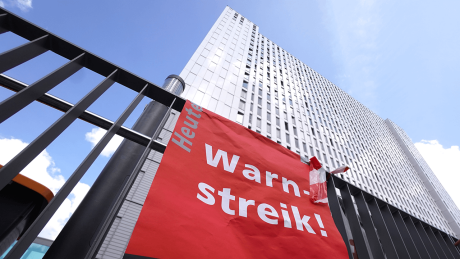 Ein Transparent mit der Aufschrift "Warnstreik" hängt vor dem Bettenhochhaus der Charité Berlin © dpa/Jörg Carstensen