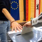 Einwurf der Stimmlzettel in eine Wahlurne in Berlin