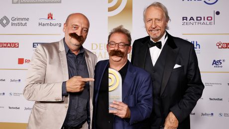 Deutscher Radiopreis für die Beste Comedy: radioeins-Programmchef Robert Skuppin, Redakteur Rolf Kunz, mit Gotti-Schnauzbart, und Laudator Reiner Schöne.