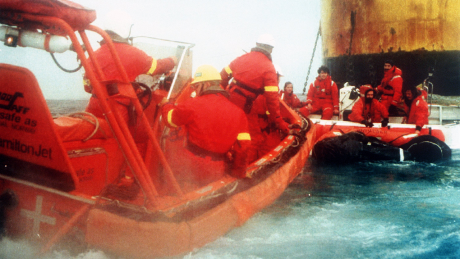 1995: Greenpeace- Aktivisten (rechtes Schlauchboot) protestieren gegen die geplante Versenkung der Brent Spar.