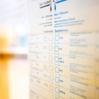 Erfurt: Ein Stimmzettel erklärt das Stimmverfahren in einem Wahllokal zur Bundestagswahl am 26. September 2021