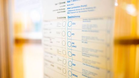 Erfurt: Ein Stimmzettel erklärt das Stimmverfahren in einem Wahllokal zur Bundestagswahl am 26. September 2021