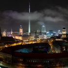 Innenstadt rund um den Berliner Fernsehturm ist hell erleuchtet bei Nacht © imago images/Dirk Sattler