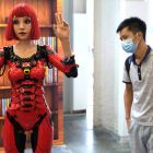 Auf einer Messe in Peking betrachtet ein Besucher einen humanoiden Roboter © imago images/VCG