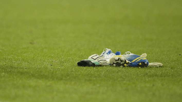 Fußballschuhe liegen auf dem Rasen in einem Stadion © imago images/ActionPictures