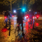 Fahrradfahrer*innen stehen abends an einer Ampel © imago images/Hoch Zwei Stock/Angerer
