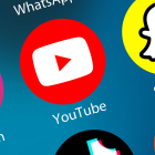 Das Youtube-Logo und weitere Logos auf einem Smartphone