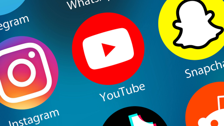 Das Youtube-Logo und weitere Logos auf einem Smartphone