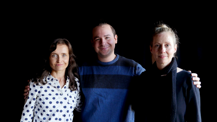 "Endlich Tacheles": Die Regisseurinnen Jana Matthes (li.) und Andrea Schramm zusammen mit dem Protagonisten Yaar © radioeins/Chris Melzer