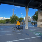 Fahrradweg in Paris auf der Pont de Bir-Hakeim © imago images/Wilhelm Mierendorf