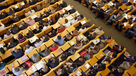 Studierende während einer Vorlesung an der Humboldt Universität zu Berlin © imago images/photothek