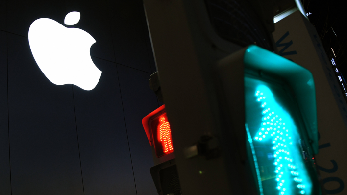 Apple-Logo vor einer Fußgängerampel © imago images/ZUMA Wire