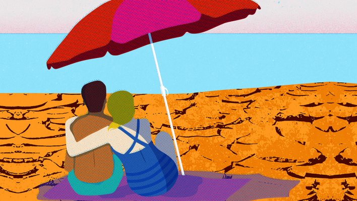 Ein Paar sitzt einem unter Sonnenschirm an einem trockenen, rissigen Strand © imago images/Ikon Images