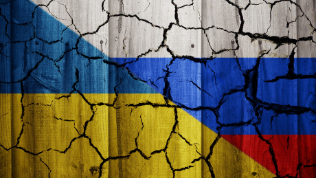 Mit Rissen: Farben der Ukraine und Russlands