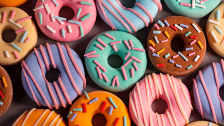 Ein Haufen Donuts. (Bild:IMAGO / Dmitry Niko)