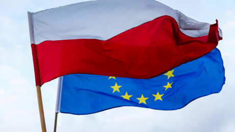 Polnische Flagge und EU-Flagge © IMAGO / NurPhoto