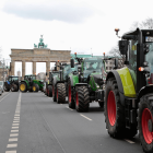 Bauern und Landwirte protestieren mit einem Traktorkonvoi am Brandenburger Tor in Berlin © imago images/Reiner Zensen