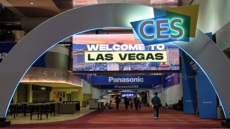 Das Logo der Technik-Messe CES hängt über dem Eingang im Las Vegas Convention Center © dpa/Andrej Sokolow