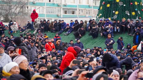 Demonstrierende protestieren gegen gestiegene Gaspreise in Kasachstan © XinHua/dpa