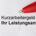 Ein roter Stift liegt auf einem einem Antrag für Kurzarbeitergeld (Kug) der Bundeagentur für Arbeit