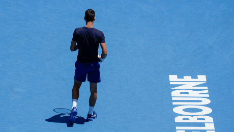 Novak Djokovic beim Training in der Rod Laver Arena in Melbourne © AP Photo/Mark Baker