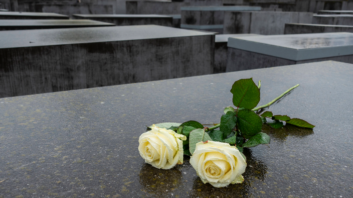 Zwei Rosen auf einem der Beton-Stelen des Denkmals für die ermordeten Juden Europas.
