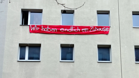 Ein Banner mit der Aufschrift "Wir haben endlich ein Zuhause" in der Habersaathstraße © radioeins/Sören Hinze