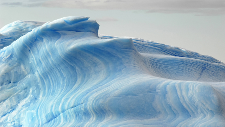 Blaue Schichten eines Eisbergs, Antarktis © IMAGO / blickwinkel