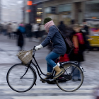 Fahrradfahrerin im Winter © IMAGO / Aurora Photos