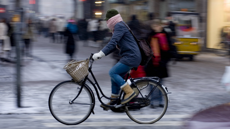 Fahrradfahrerin im Winter © IMAGO / Aurora Photos