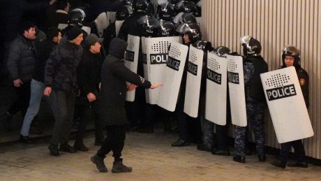 Demonstranten versuchen, mit Bereitschaftspolizisten zu sprechen, während sie sich im Zentrum von Almaty, Kasachstan, versammeln. (Bild: picture alliance/dpa/AP | Vladimir Tretyakov)