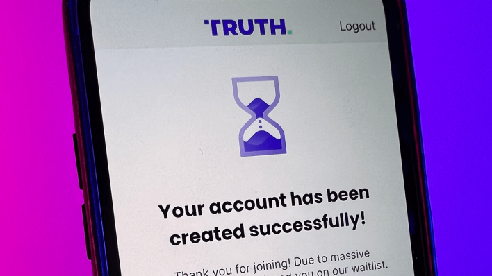 Donald Trumps Social-Media-App "Truth Social" auf einem Smartphone © dpa/Christoph Dernbach