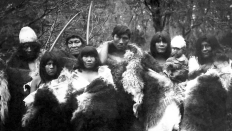 Ein Foto der Eingeborenen von Cordova zwischen 1906 und 1915 am Copper River in Alaska © Library of Congress/Prints & Photographs Division
