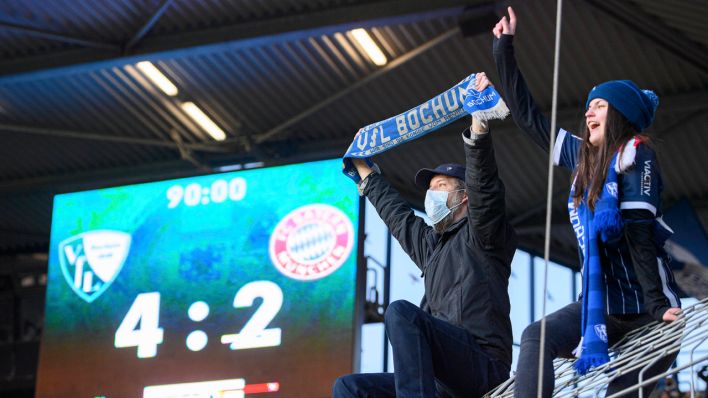 Fans des VfL Bochum feiern am 12.02.2022 nach dem Sieg gegen Bayern München © imago images/Sven Simon