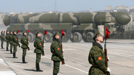 Eine russische Interkontinentalrakete bei einer Militärparade in Moskau © imago images/Xinhua