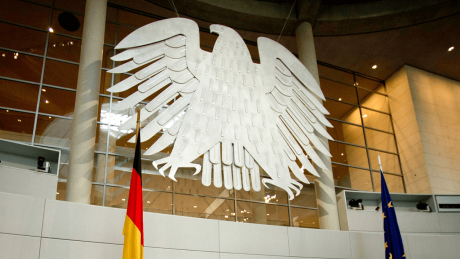 Der Bundesadler im Plenarsaal des Deutschen Bundestages © imago images/CommonLens