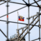 Flagge von Russland hinter einem Baugerüst © imago images/ITAR-TASS