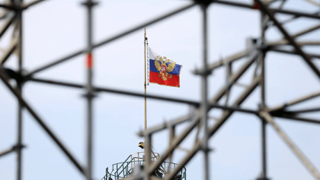 Flagge von Russland hinter einem Baugerüst © imago images/ITAR-TASS