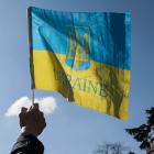 Ein Mann hält die Flagge der Ukraine in der Hand © imago images/ZUMA Wire