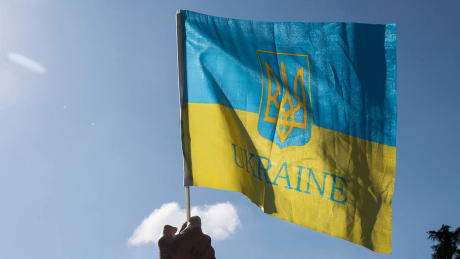 Ein Mann hält die Flagge der Ukraine in der Hand © imago images/ZUMA Wire