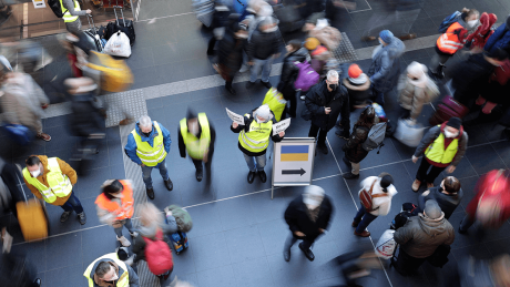 Geflüchtete Menschen aus der Ukraine komment am Hauptbahnhof in Berlin an © imago images/Jens Schicke
