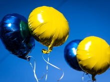 Mit Helium gefüllte Ballons in den Farben der Ukraine © dpa/Moritz Frankenberg