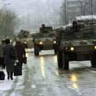 Die Friedenstruppe IFOR bei einer Patrouille in Sarajevoim Jahr 1996